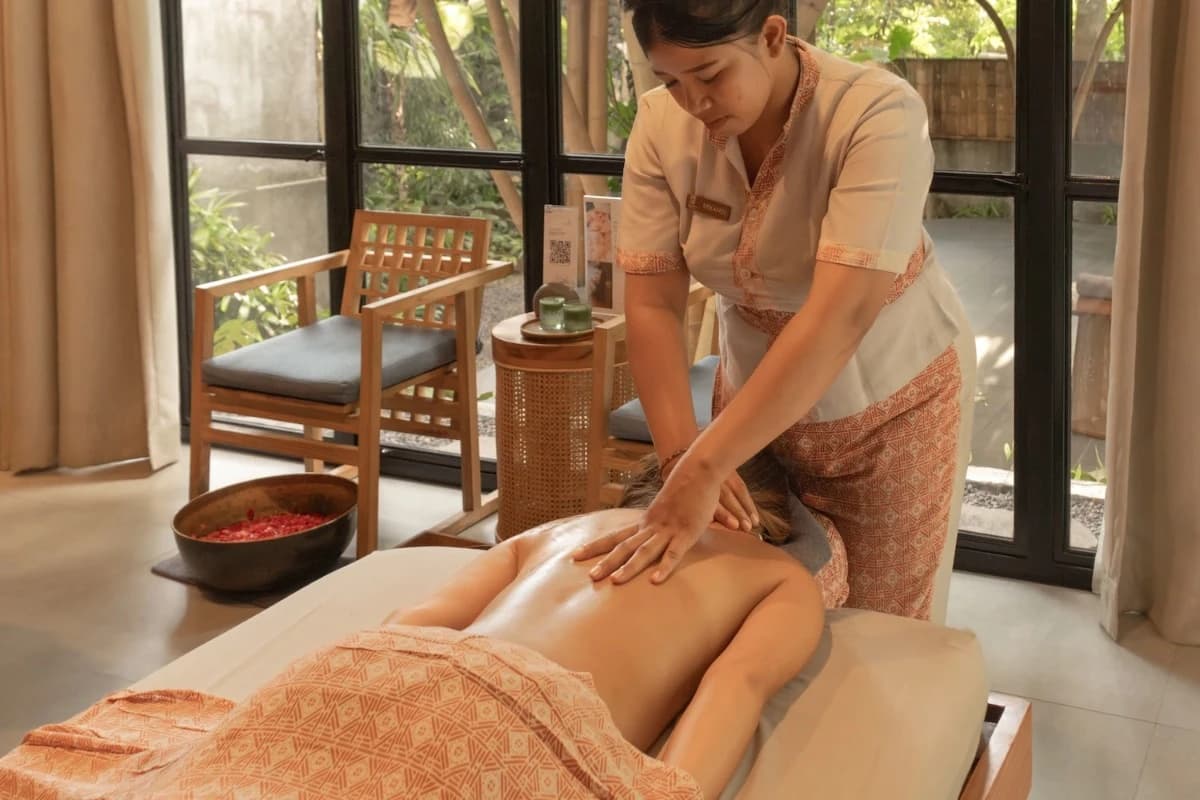 What is the Difference Between Traditional and Deep Tissue Massage?